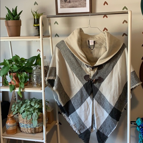 Plaid acrylic poncho/cape, one size - Picture 1 of 4